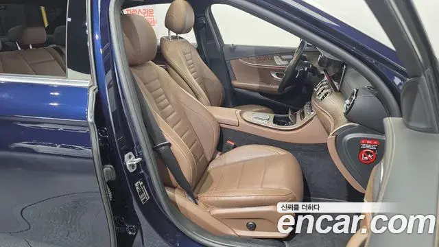 Mercedes-Benz E-Class 2021 — ფოტო 30/32