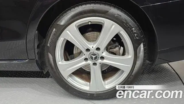 Mercedes-Benz E-Class 2018 — Photo 14/30