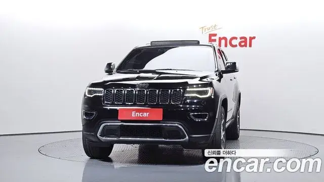 Jeep Grand Cherokee 2019 — ფოტო 18/35