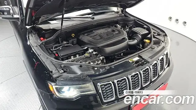 Jeep Grand Cherokee 2019 — ფოტო 32/35