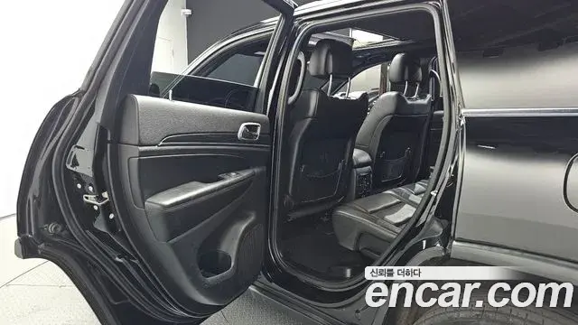 Jeep Grand Cherokee 2019 — ფოტო 33/35