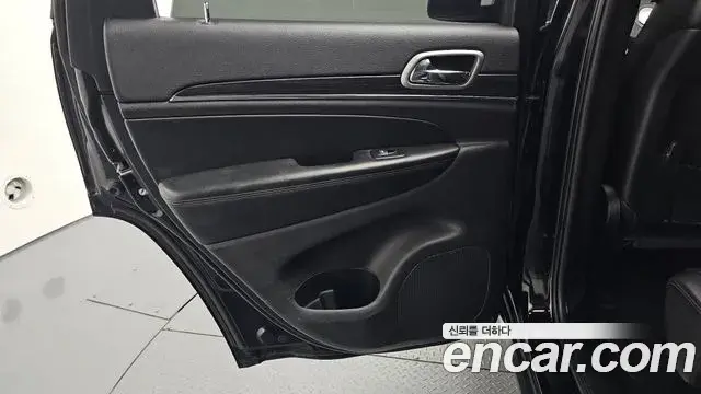 Jeep Grand Cherokee 2019 — ფოტო 21/35
