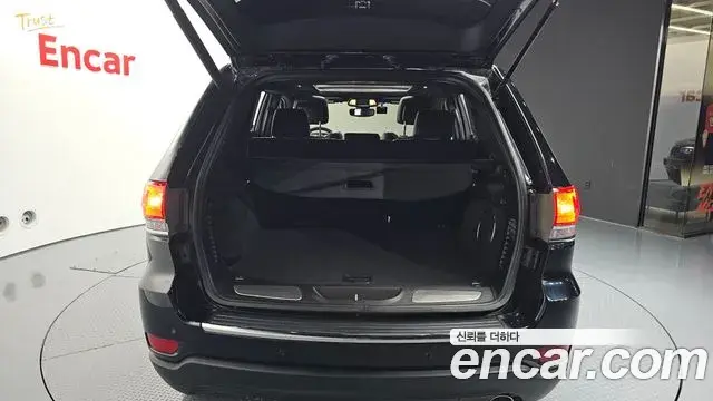 Jeep Grand Cherokee 2019 — ფოტო 29/35