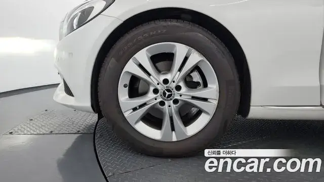 Mercedes-Benz C-Class 2018 — ფოტო 15/20