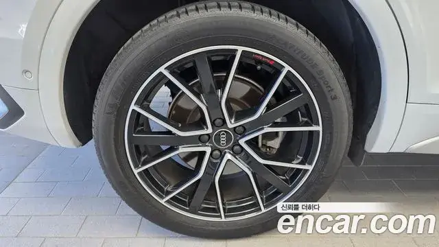 Audi Q5 2022 — Şəkil 14/32