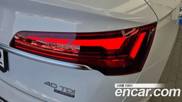 Audi Q5 2022 — Şəkil 22/32