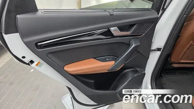 Audi Q5 2022 — Şəkil 24/32