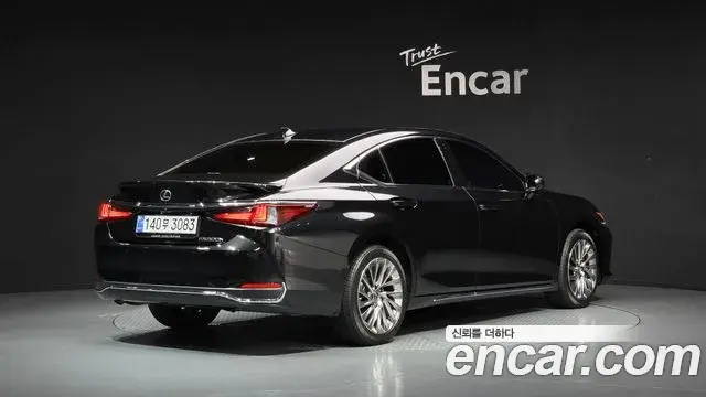 Lexus ES300h 2026 — Şəkil 28/32