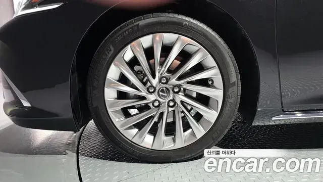 Lexus ES300h 2026 — Şəkil 27/32