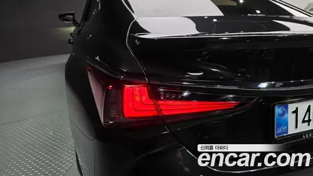 Lexus ES300h 2026 — Şəkil 16/32