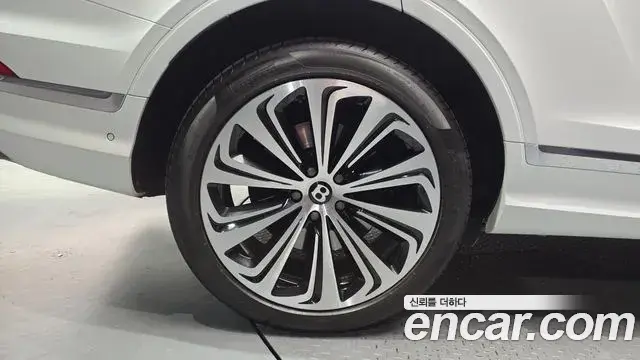 Bentley Bentayga 2023 — Photo 10/40