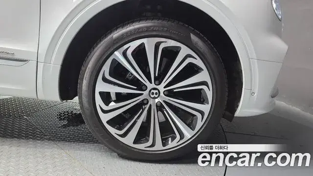 Bentley Bentayga 2023 — Photo 38/40