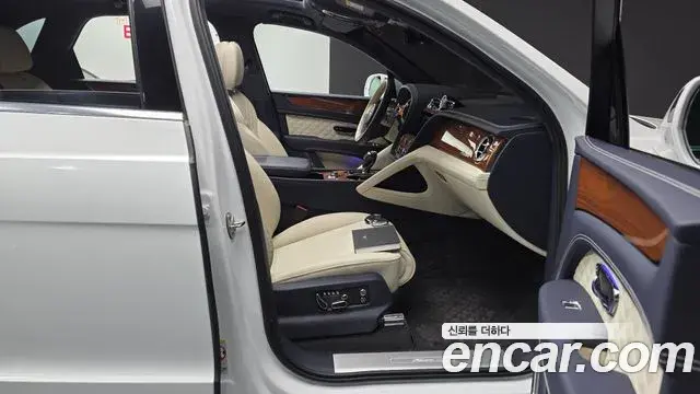 Bentley Bentayga 2023 — Photo 27/40