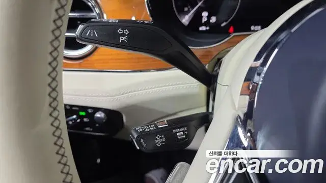 Bentley Bentayga 2023 — Photo 25/40