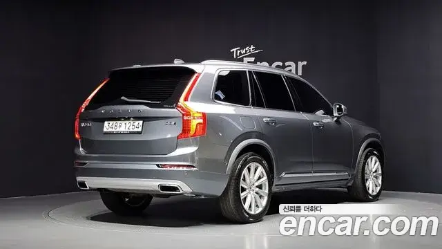 Volvo XC90 2018 — ფოტო 13/20