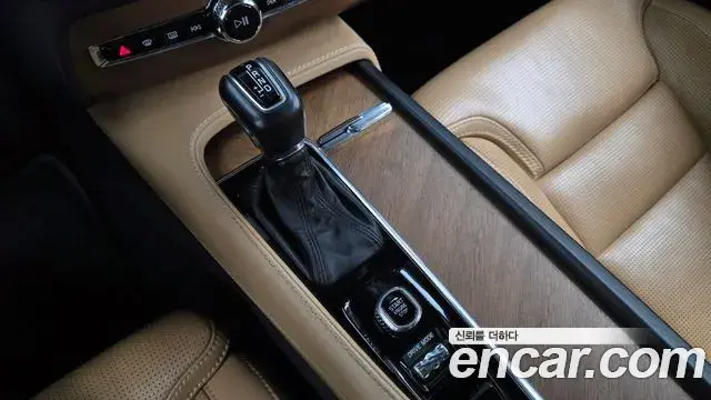 Volvo XC90 2018 — ფოტო 20/20