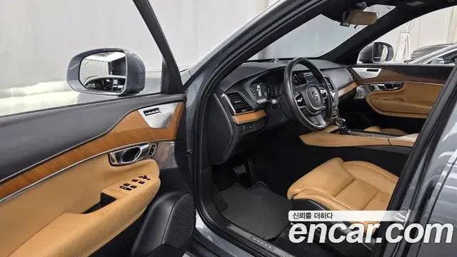 Volvo XC90 2018 — ფოტო 17/20
