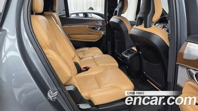 Volvo XC90 2018 — ფოტო 15/20
