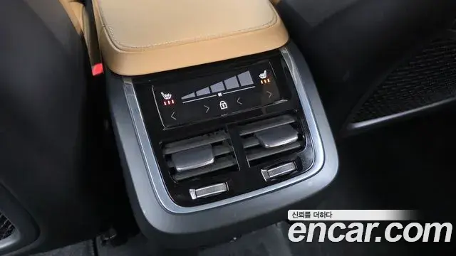 Volvo XC90 2018 — ფოტო 18/20