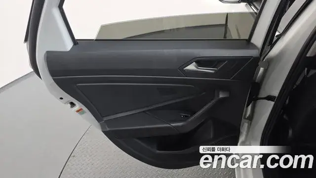 Volkswagen Jetta 2023 — ფოტო 14/32