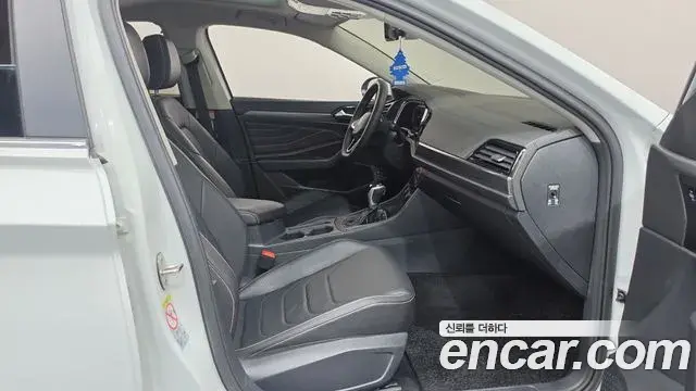 Volkswagen Jetta 2023 — ფოტო 31/32