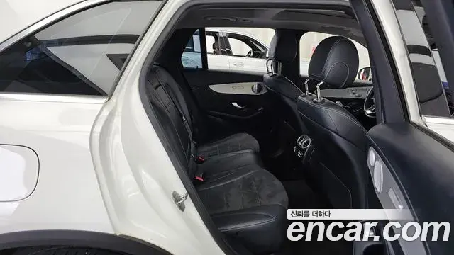 Mercedes-Benz GLC-Class 2019 — Photo 32/34