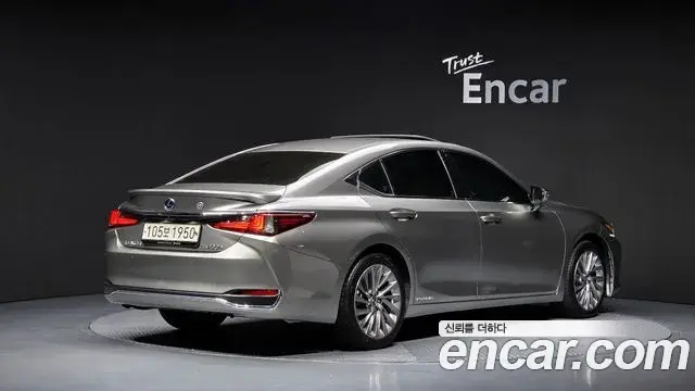 Lexus ES300h 2021 — Photo 29/37