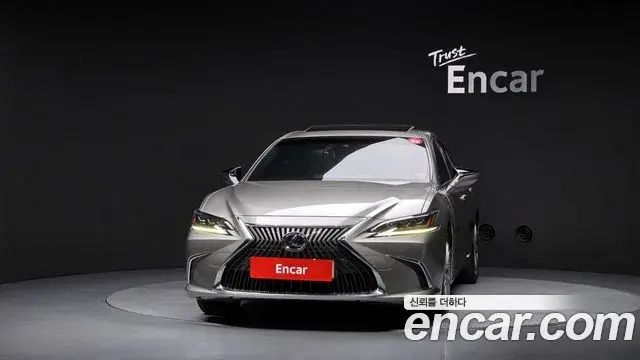 Lexus ES300h 2021 — Photo 2/37