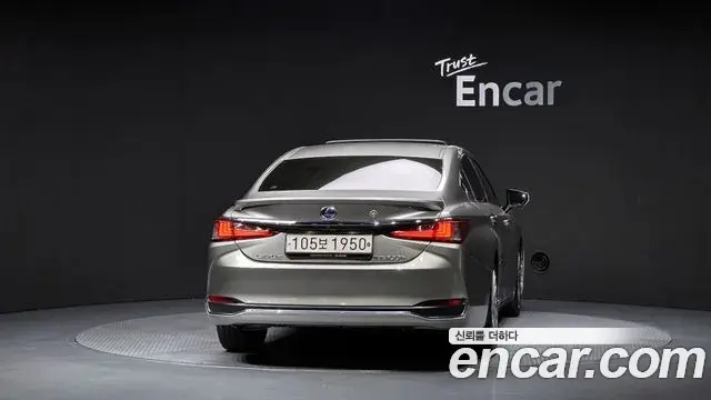 Lexus ES300h 2021 — Photo 14/37