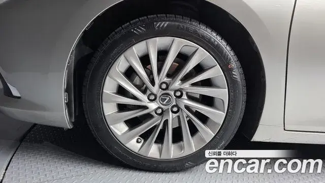 Lexus ES300h 2021 — Photo 22/37