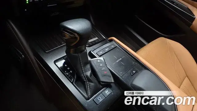 Lexus ES300h 2021 — Photo 4/37