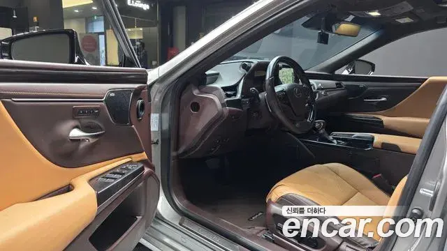 Lexus ES300h 2021 — Photo 23/37