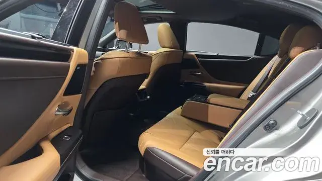 Lexus ES300h 2021 — Photo 12/37