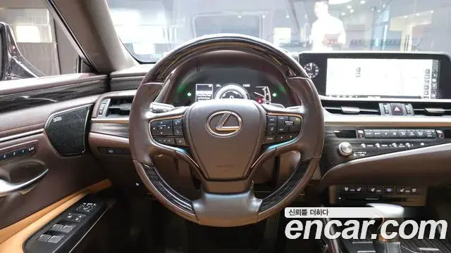 Lexus ES300h 2021 — Photo 15/37