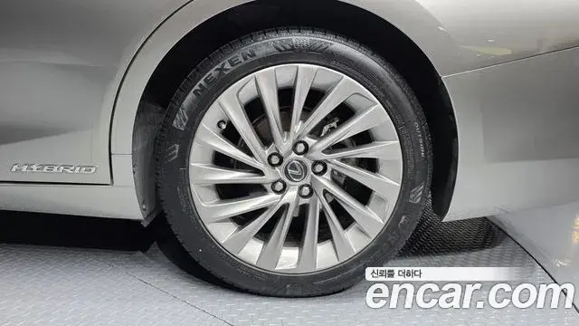 Lexus ES300h 2021 — Photo 32/37