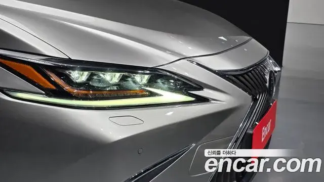 Lexus ES300h 2021 — Photo 21/37