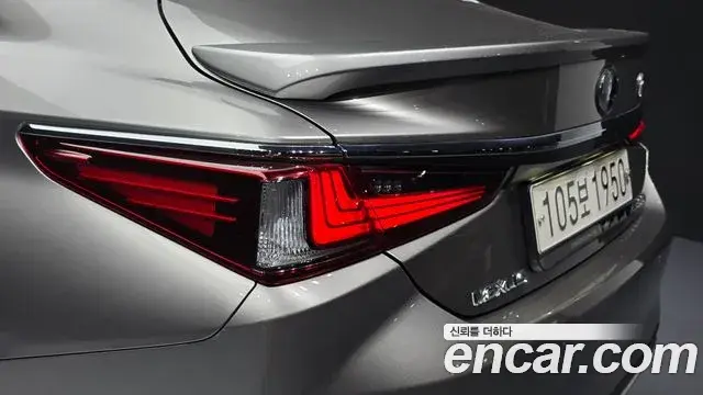 Lexus ES300h 2021 — Photo 8/37