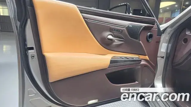 Lexus ES300h 2021 — Photo 33/37