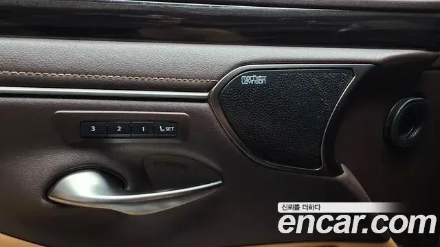 Lexus ES300h 2021 — Photo 28/37