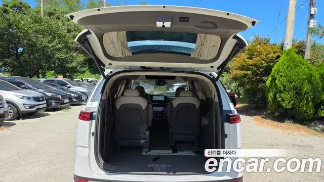 Kia Carnival 2021 — ფოტო 16/20