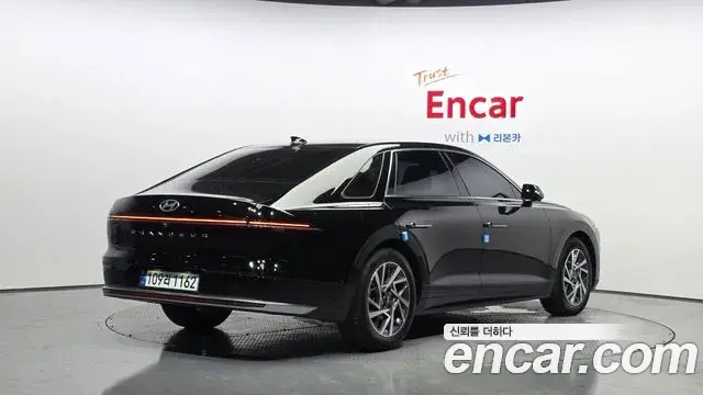 Hyundai Grandeur Hybrid 2023 — ფოტო 13/31