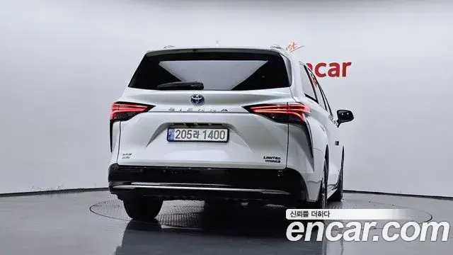 Toyota Sienna 2021 — ფოტო 18/36