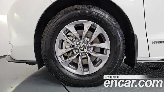 Toyota Sienna 2021 — ფოტო 24/36