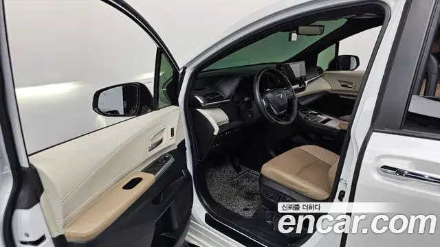 Toyota Sienna 2021 — ფოტო 23/36