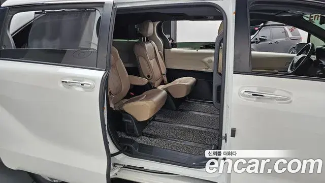 Toyota Sienna 2021 — ფოტო 6/36