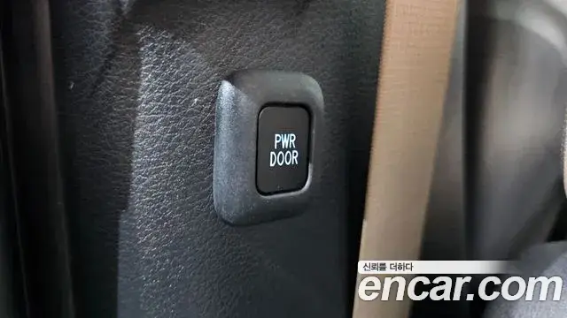 Toyota Sienna 2021 — ფოტო 28/36