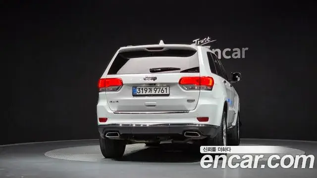 Jeep Grand Cherokee 2020 — Photo 20/34