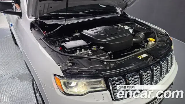 Jeep Grand Cherokee 2020 — Photo 27/34