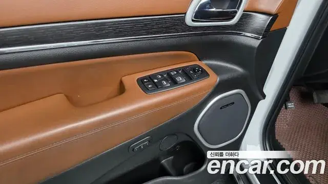 Jeep Grand Cherokee 2020 — Photo 3/34