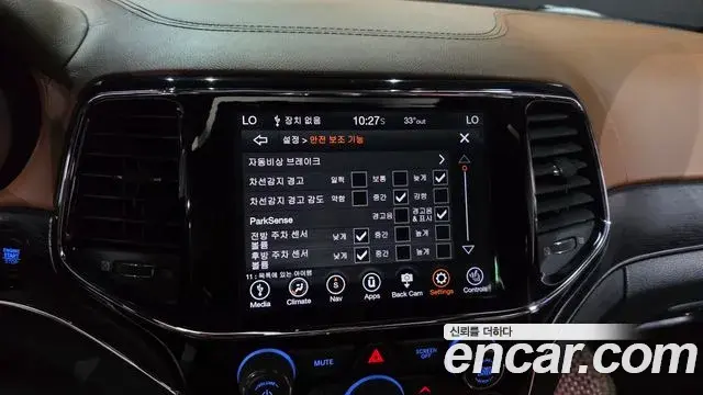 Jeep Grand Cherokee 2020 — Photo 32/34